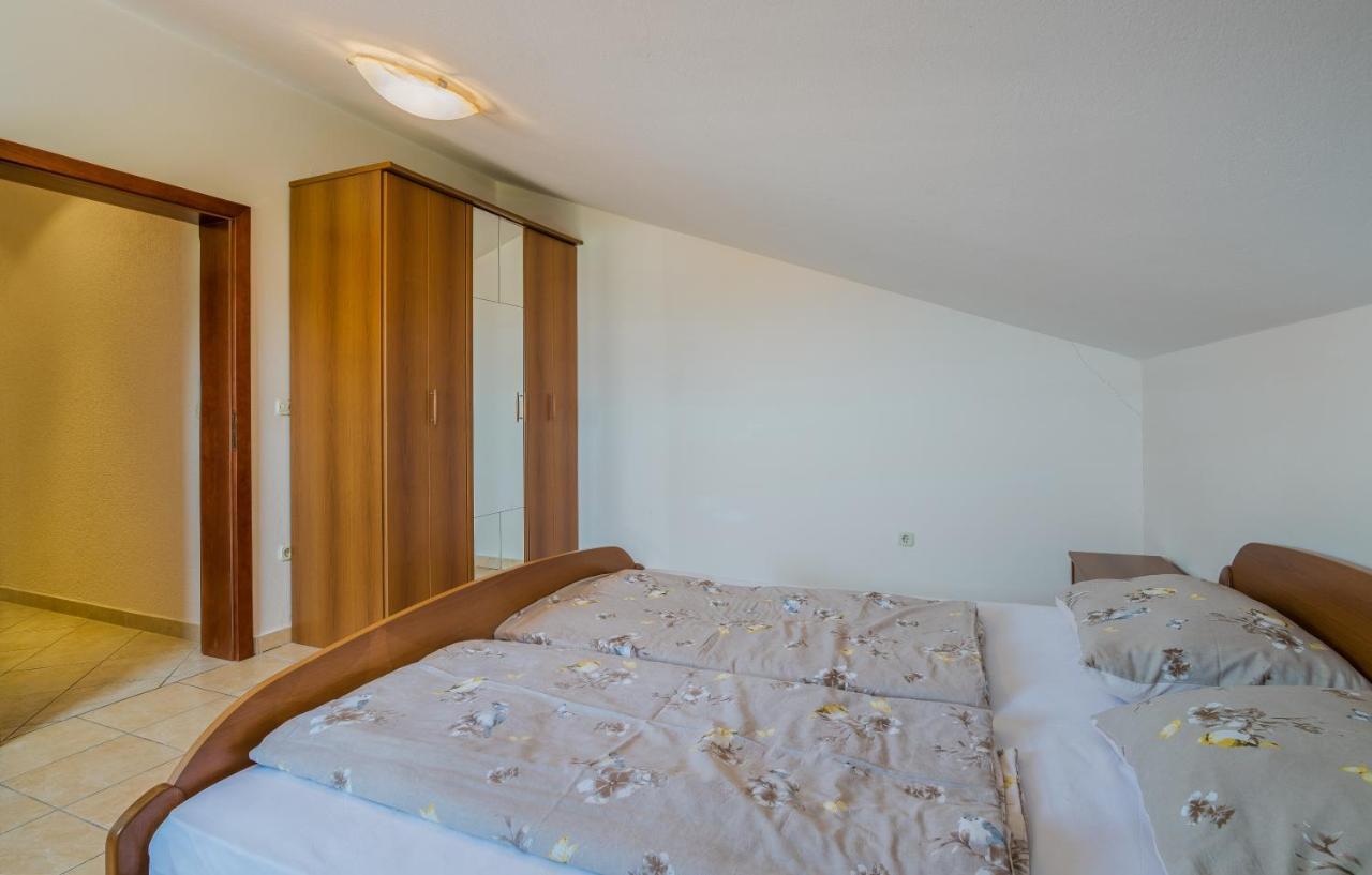 Pansion Dujmovic 1 Appartement Malinska Buitenkant foto