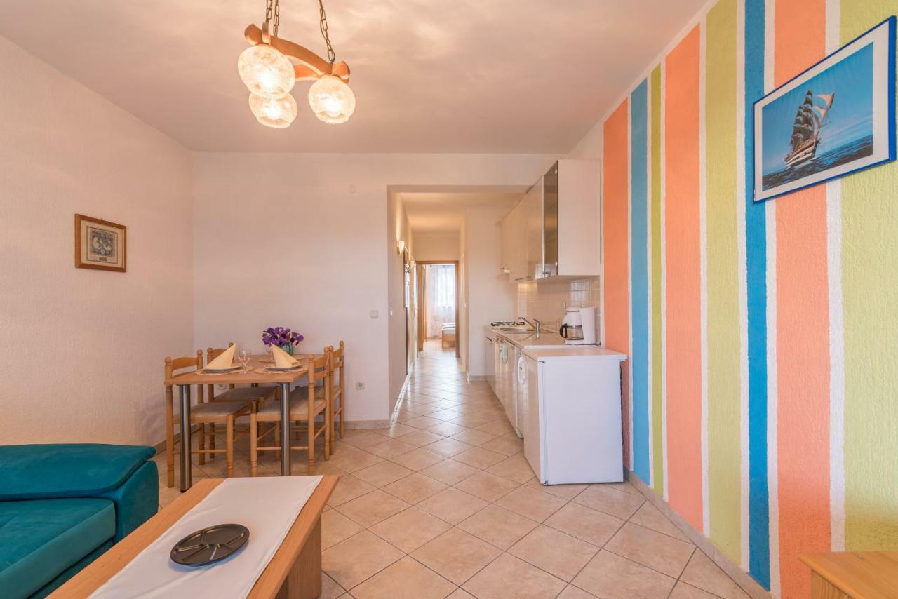 Pansion Dujmovic 1 Appartement Malinska Buitenkant foto