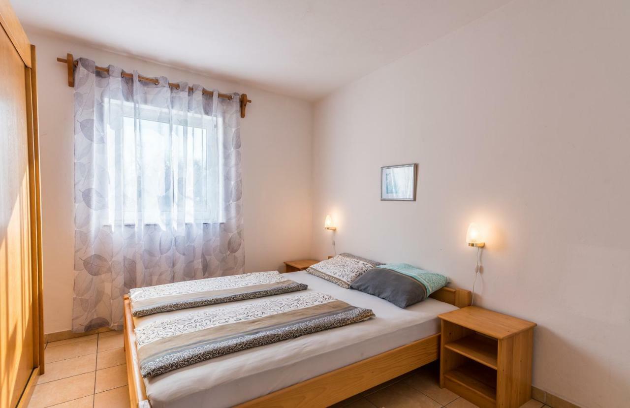 Pansion Dujmovic 1 Appartement Malinska Buitenkant foto