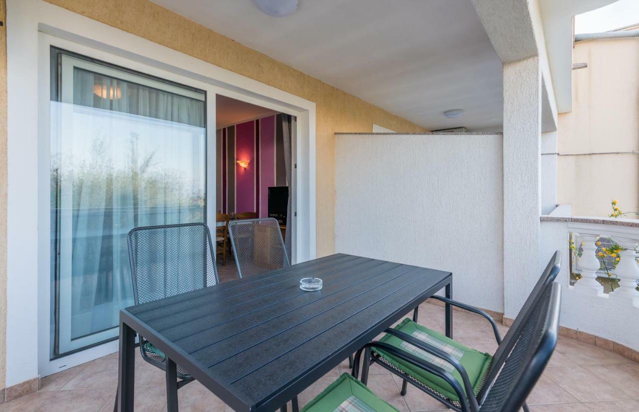 Pansion Dujmovic 1 Appartement Malinska Buitenkant foto