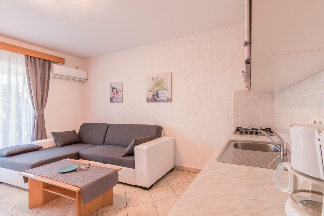 Pansion Dujmovic 1 Appartement Malinska Buitenkant foto
