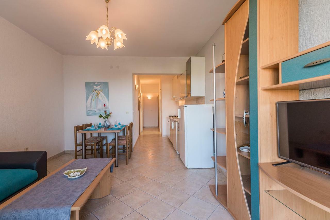 Pansion Dujmovic 1 Appartement Malinska Buitenkant foto