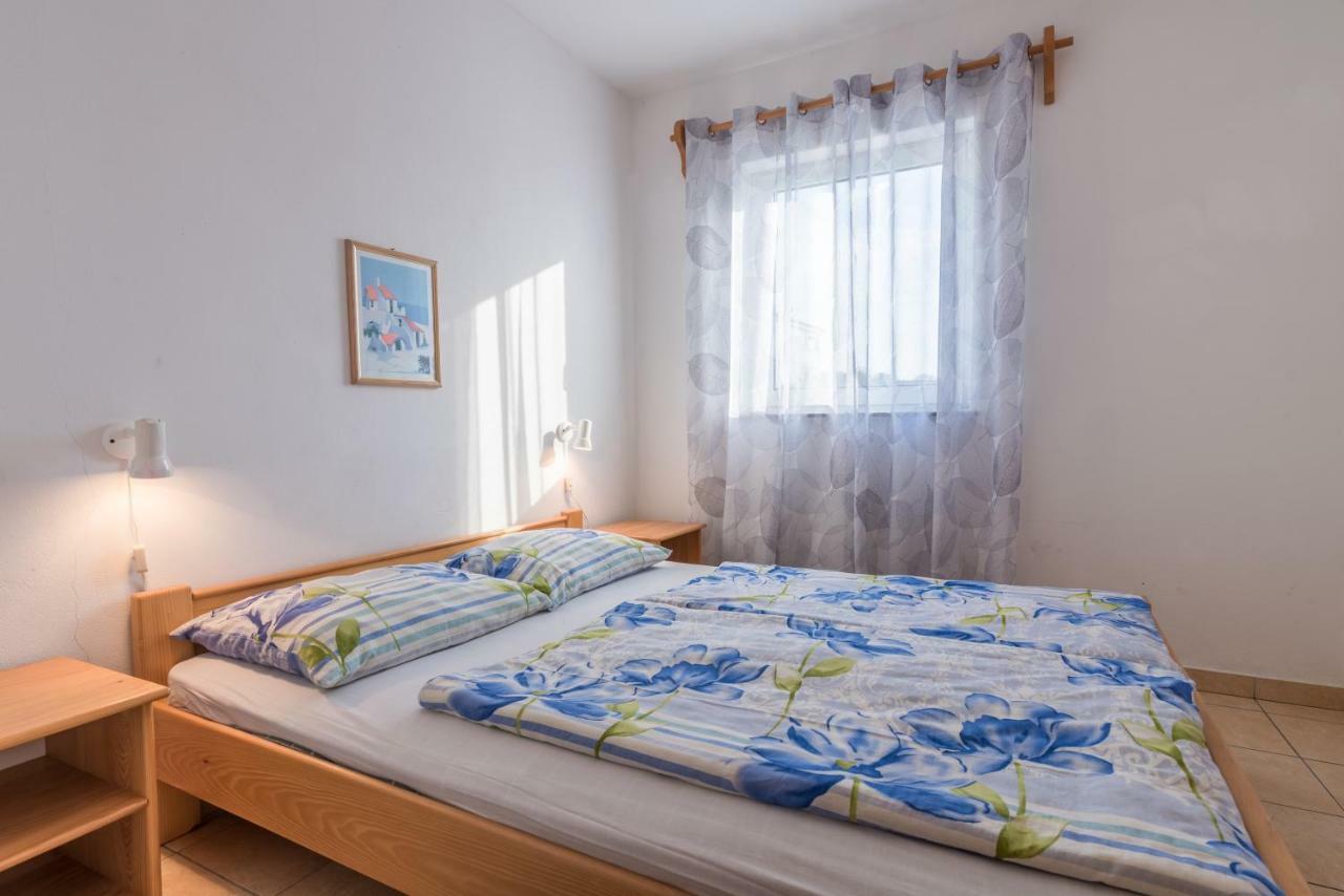 Pansion Dujmovic 1 Appartement Malinska Buitenkant foto