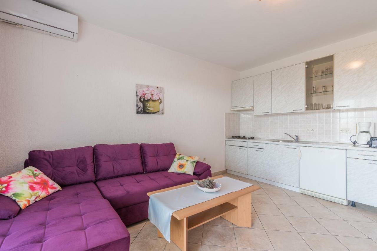 Pansion Dujmovic 1 Appartement Malinska Buitenkant foto
