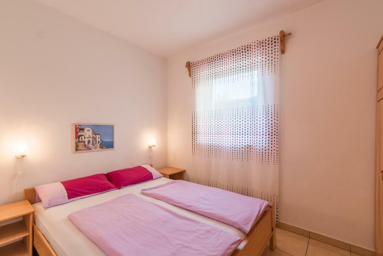 Pansion Dujmovic 1 Appartement Malinska Buitenkant foto