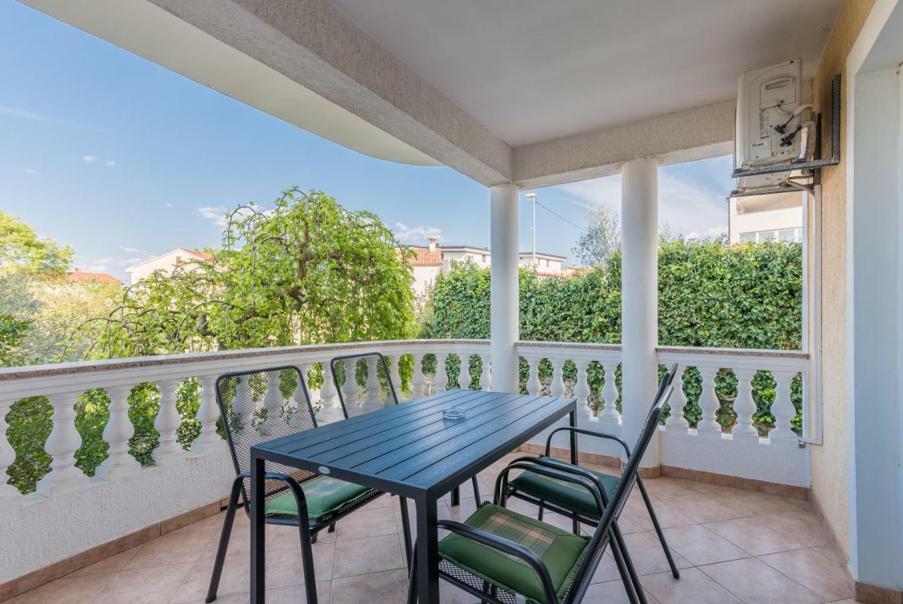 Pansion Dujmovic 1 Appartement Malinska Buitenkant foto