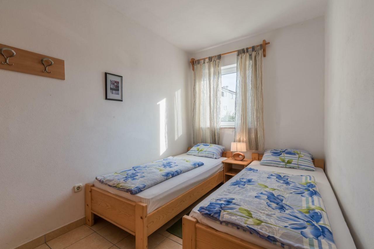 Pansion Dujmovic 1 Appartement Malinska Buitenkant foto