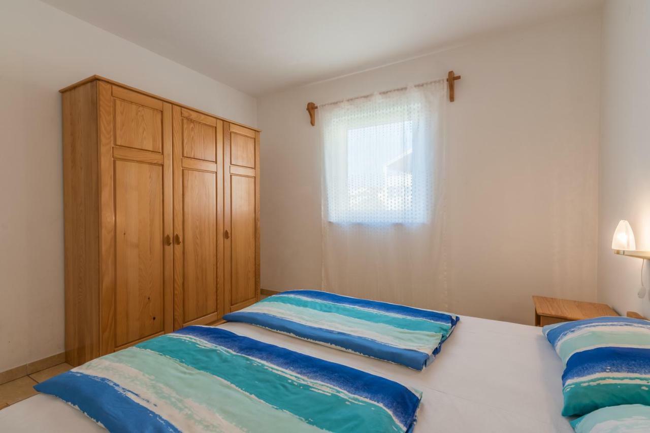 Pansion Dujmovic 1 Appartement Malinska Buitenkant foto