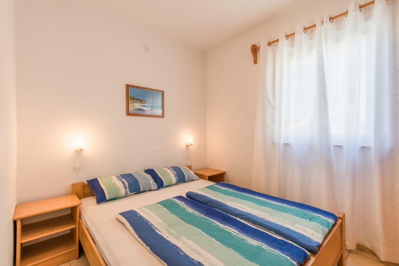 Pansion Dujmovic 1 Appartement Malinska Buitenkant foto