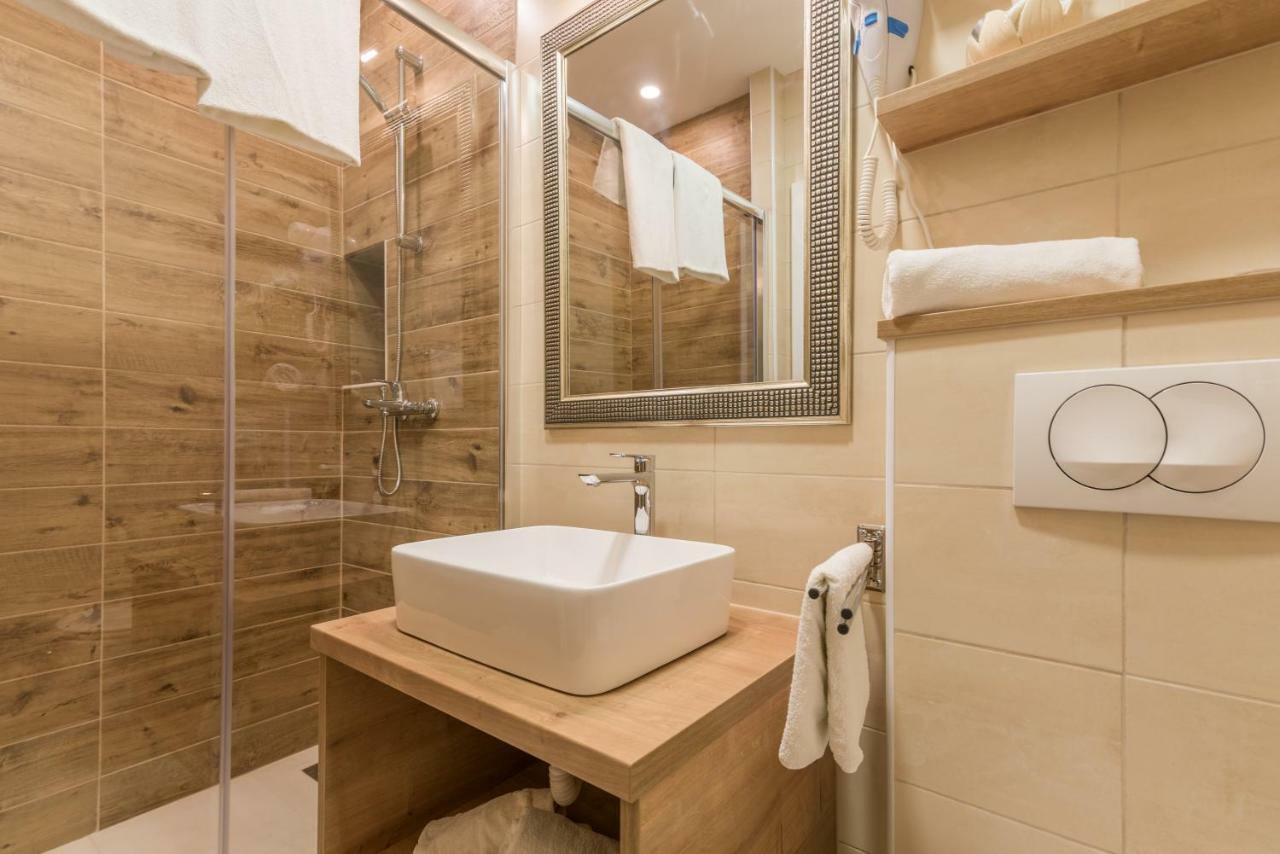 Pansion Dujmovic 1 Appartement Malinska Buitenkant foto