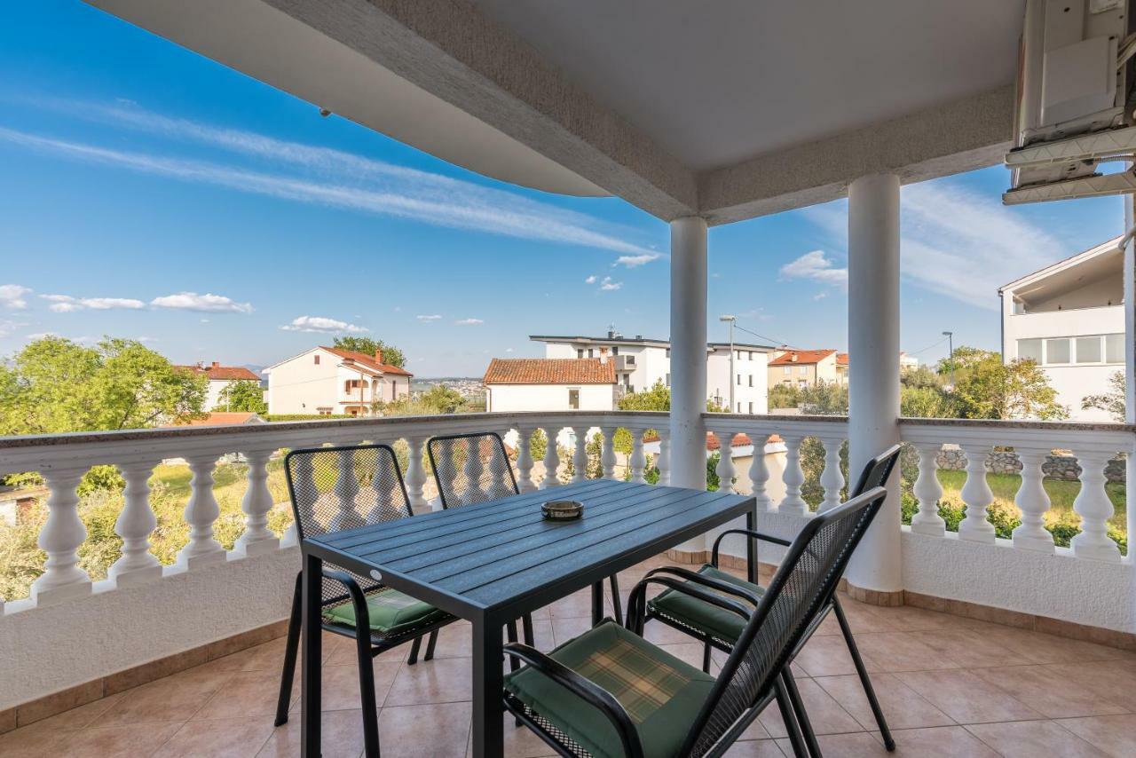 Pansion Dujmovic 1 Appartement Malinska Buitenkant foto