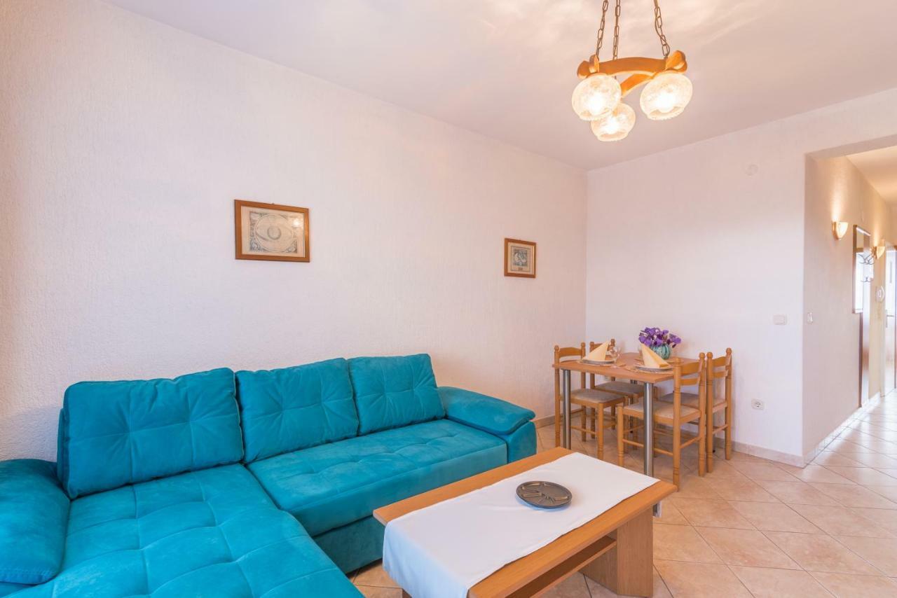 Pansion Dujmovic 1 Appartement Malinska Buitenkant foto