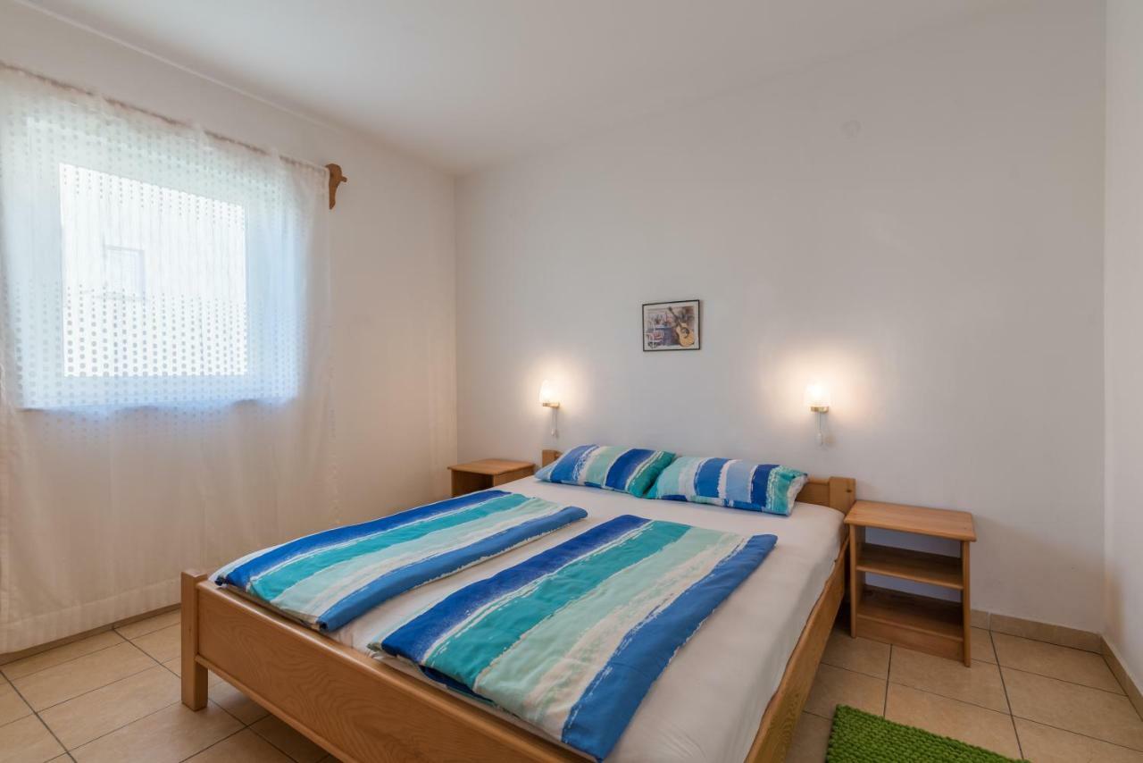 Pansion Dujmovic 1 Appartement Malinska Buitenkant foto