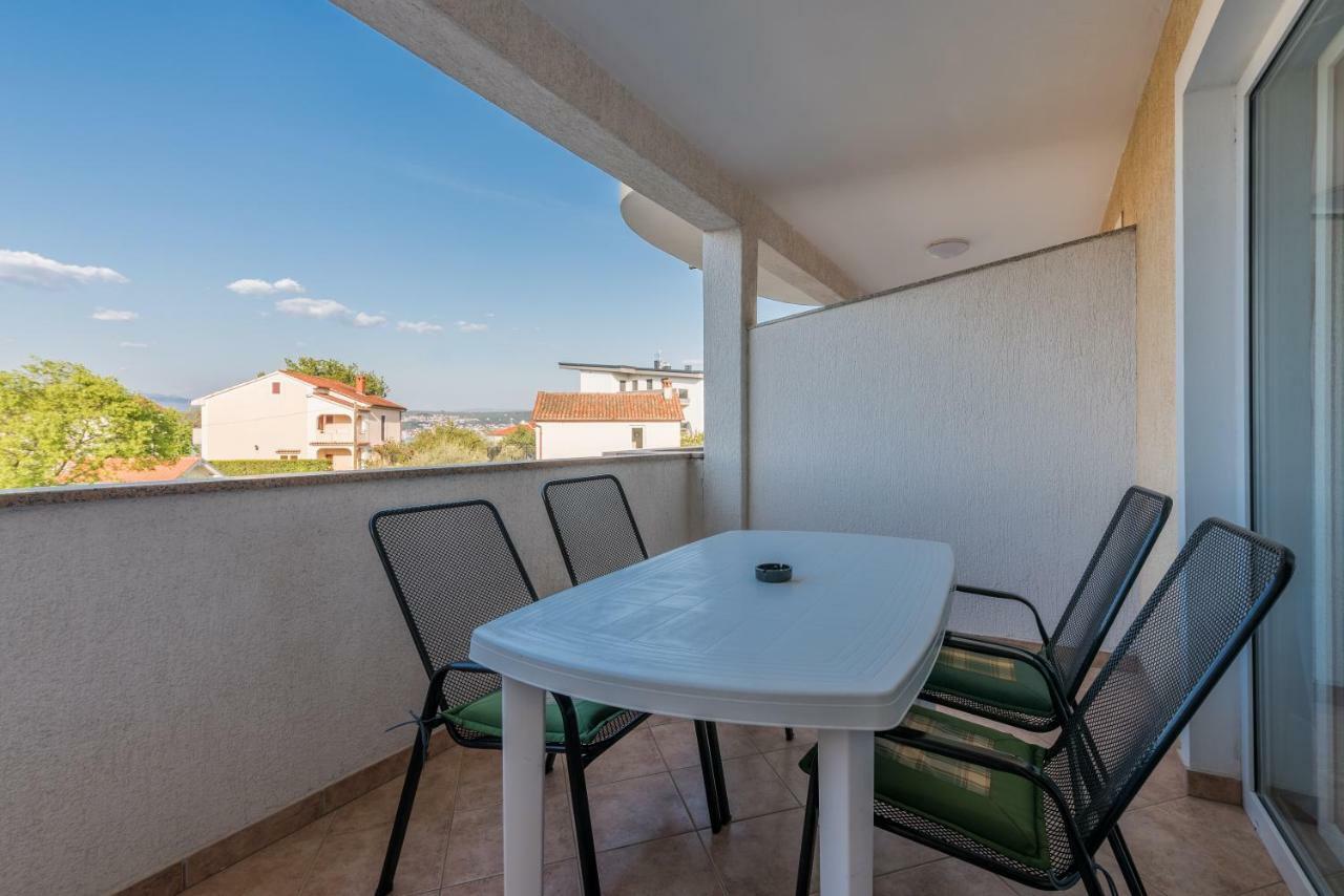 Pansion Dujmovic 1 Appartement Malinska Buitenkant foto