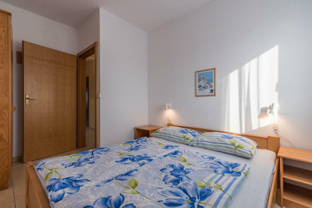 Pansion Dujmovic 1 Appartement Malinska Buitenkant foto