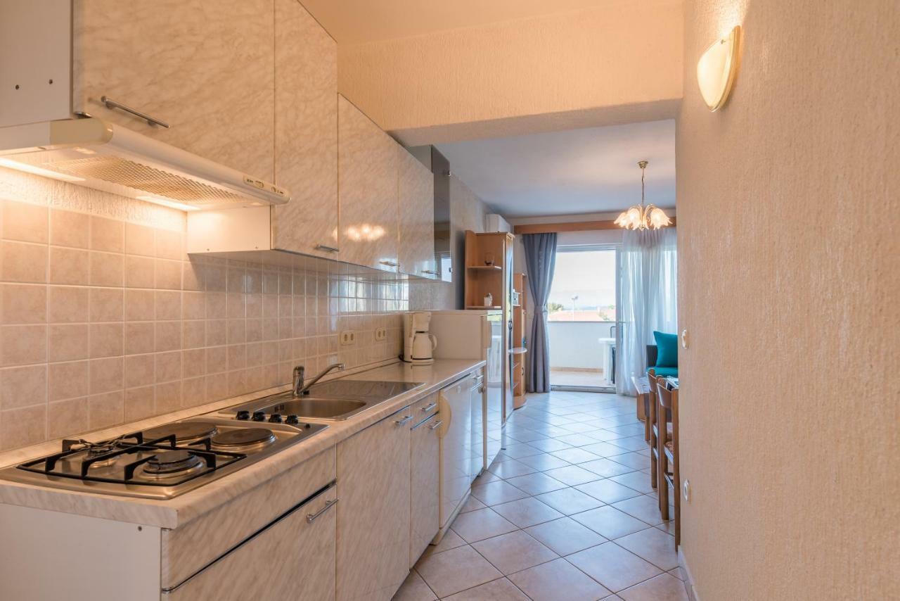 Pansion Dujmovic 1 Appartement Malinska Buitenkant foto