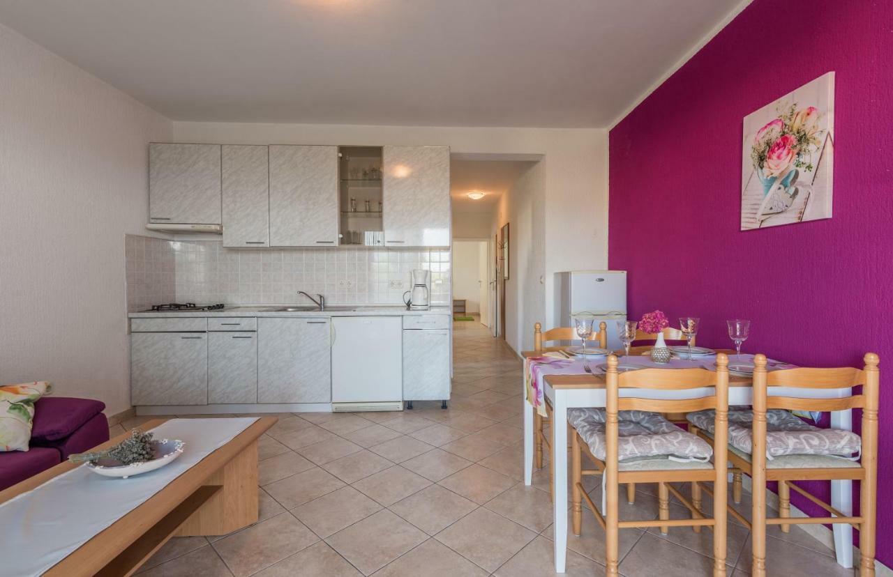Pansion Dujmovic 1 Appartement Malinska Buitenkant foto
